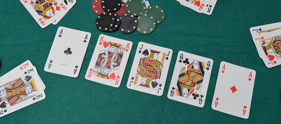 Tựa game Poker – tựa game yêu cầu người chơi duy trì sự tập trung tối đa.